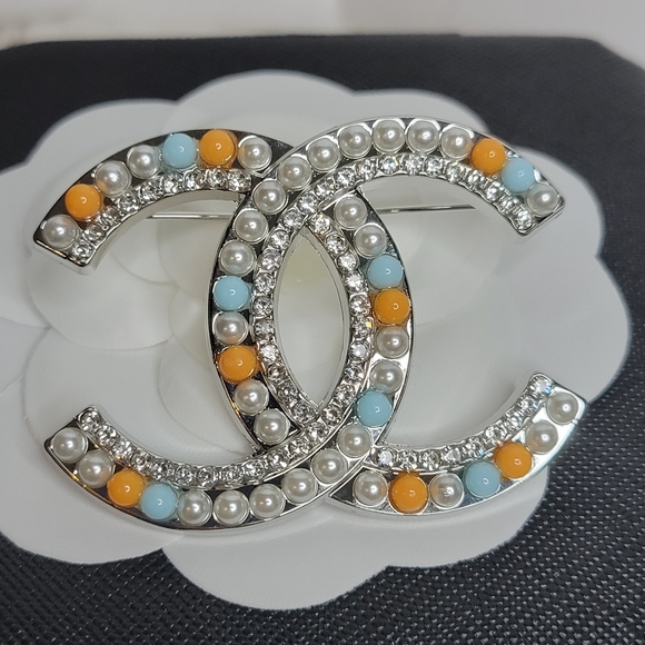 Crystal/pearl Silver CC Brooch - Picture 2 of 3